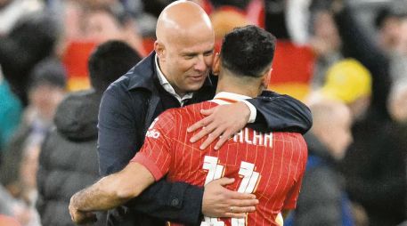 Arne Slot y Mo Salah se han distanciado en los últimos días. AFP/O. Scarff