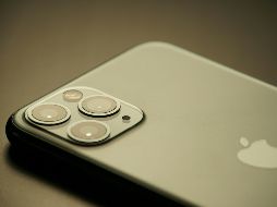 Pese a rumores que hablaban de un simple orificio para la cámara frontal, analistas como Ross Young y Mark Gurman sostienen que Apple optará por una reducción más moderada y elegante de la Dynamic Island. Unsplash