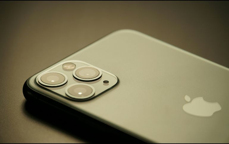 Pese a rumores que hablaban de un simple orificio para la cámara frontal, analistas como Ross Young y Mark Gurman sostienen que Apple optará por una reducción más moderada y elegante de la Dynamic Island. Unsplash