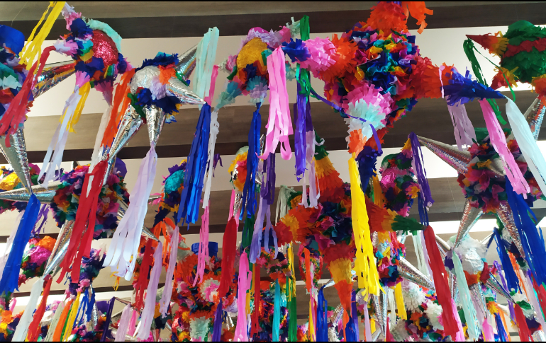 La piñata original era una olla de barro, se le agregó papel de china de colores para hacerla más vistosa y representar los placeres superfluos. CANVA