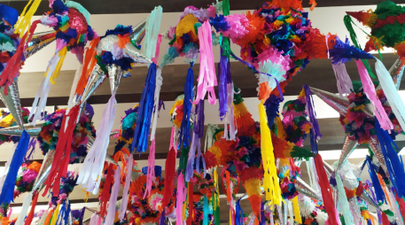 La piñata original era una olla de barro, se le agregó papel de china de colores para hacerla más vistosa y representar los placeres superfluos. CANVA