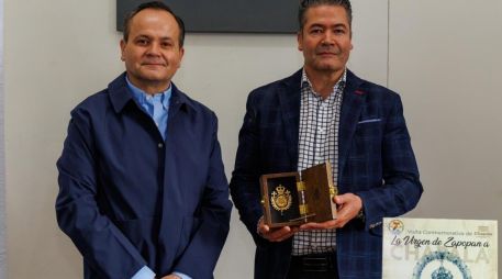 La insignia, un medallón de chapa de oro de 24 quilates, fue diseñada para evocar la fe e historia local. CORTESÍA.