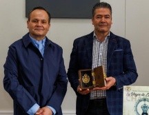 La insignia, un medallón de chapa de oro de 24 quilates, fue diseñada para evocar la fe e historia local. CORTESÍA.