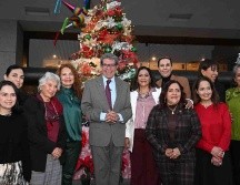 Legisladoras de Morena y Ricardo Monreal, líder de la bancada, posaron junto a adornos navideños en San Lázaro. SUN/ESPECIAL