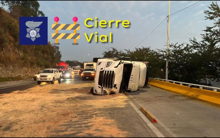 El accidente provoca tráfico en la zona esta mañana de miércoles 10 de diciembre. ESPECIAL / FACEBOOK Policía Vial Jalisco