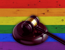 El ministro Arístides Guerrero García afirmó que la norma impugnada parte de la idea discriminatoria de que la homosexualidad constituye un riesgo para el desarrollo de los niños y adolescentes. ESPECIAL / CANVA