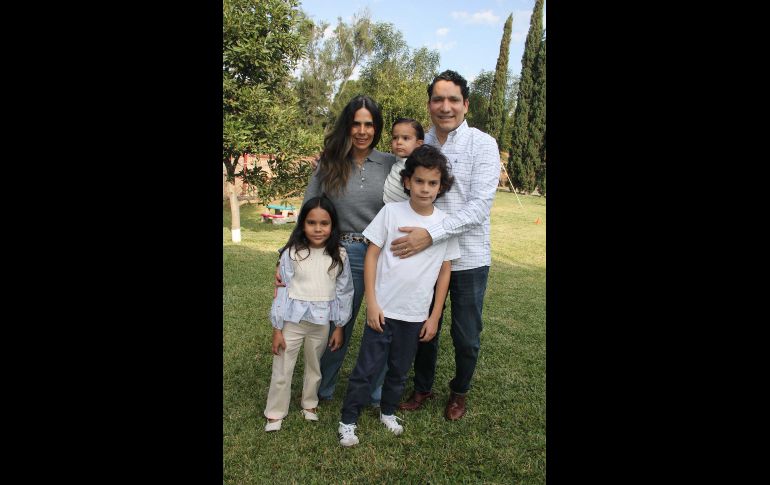 Mariana Farías, Noé Chávez, Pablo, Julieta y Juan Cristóbal Chávez Farías. GENTE BIEN JALISCO / Revista del 12 de diciembre 2025