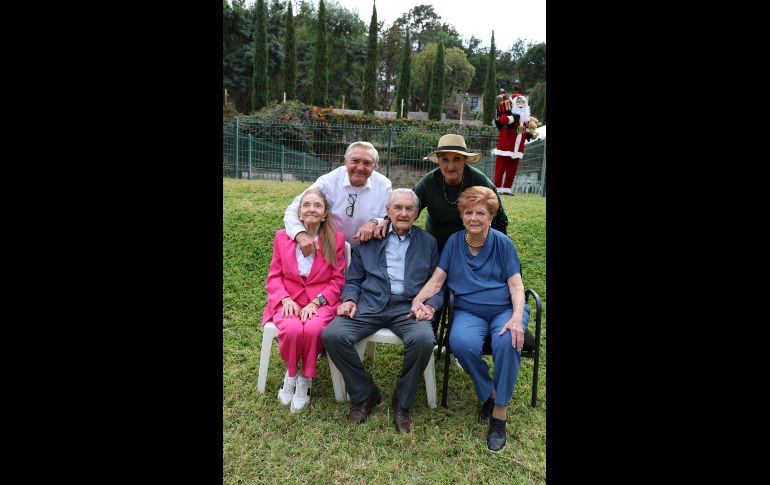 Jorge, Carmen, Hilda, Alfredo y Luisa Gerini. GENTE BIEN JALISCO / E. Escamilla