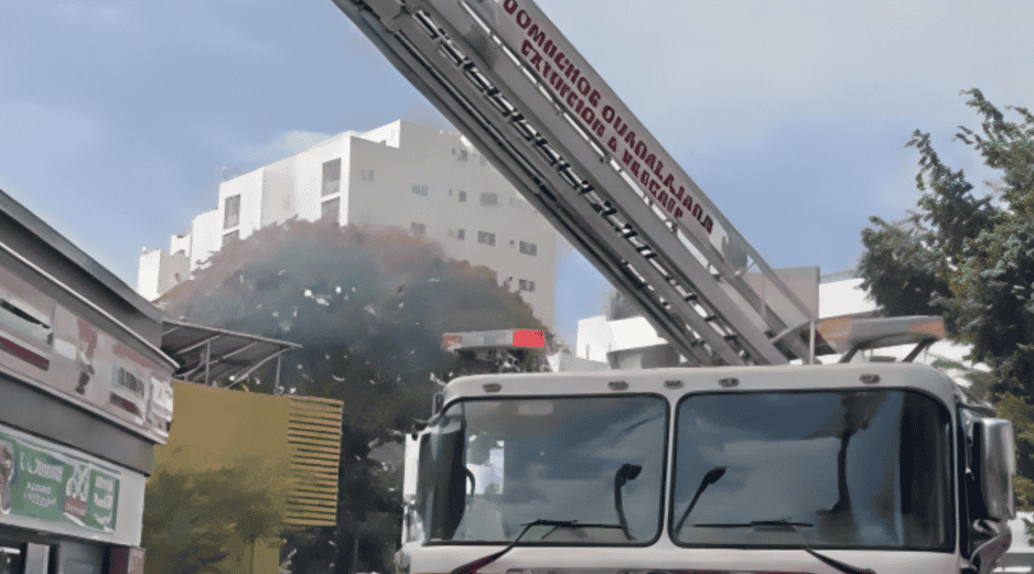 Hasta ahora no se reportan personas lesionadas, mientras tanto otras más fueron evacuadas del lugar. X / Protección Civil y Bomberos Guadalajara