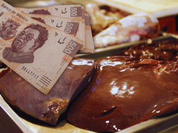 Entre los alimentos de la canasta que más se encarecieron están las vísceras de res, cuyo precio subió 2.4%, así como moles y salsas, al costar 1.2% más que durante octubre. EL INFORMADOR / ARCHIVO