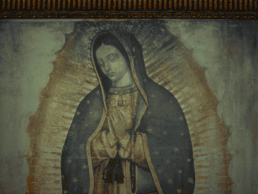 María ha sido plasmada en todo tipo de materiales madera piedra barro e incluso en coco y ha impregnado cada rincón de la cultura mexicana. CANVA