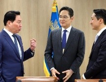 Líderes de SK, Samsung y Hyundai se reúnen con el presidente surcoreano para revisar acuerdos de comercio. EFE
