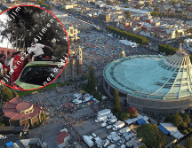 Un grupo de peregrinos arremete contra un vehículo, cerca de la Basílica de Guadalupe. SUN / ARCHIVO / ESPECIAL / X / @c4jimenez