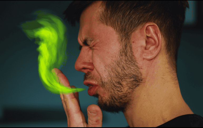 El mal aliento usualmente está relacionado con una mala higiene oral. ESPECIAL / CANVA