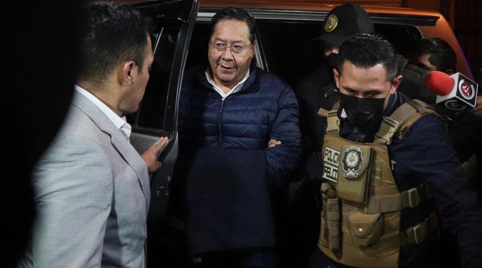 El expresidente de Bolívia Luis Arce (centro) llega a la cárcel de San Pedro. EFE/ Gabriel Márquez