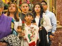 Cientos de familias acudieron al Santuario de Guadalupe para pedir protección y seguridad, cargando esperanza entre veladoras y flores. EL INFORMADOR/ J. Acosta