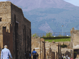 Los arqueólogos estiman que para alimentar a los cerca de 50 esclavos que ocupaban el barrio servil eran necesarios unos 18 mil 500 kilos de grano al año, producción que requería unas 25 hectáreas de cultivo. ESPECIAL