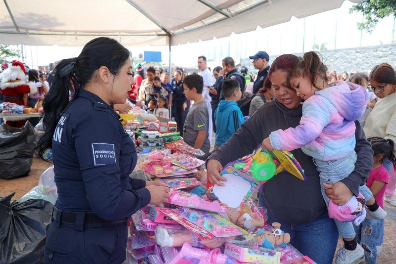 A lo largo del año, explicó el Comisario, Roberto López Macías, los policías juntan todos los regalos que se entregarán en diciembre. EL INFORMADOR / A. Navarro