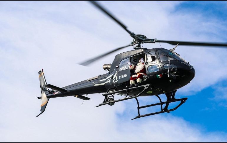 El espectáculo se lo robó Santa Claus, quien llegó a bordo del “Halcón”. EL INFORMADOR / A. Navarro