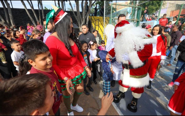 Las y los niños corrían para abrazar a Santa, mientras que otros lo saludaban a la distancia. EL INFORMADOR / A. Navarro