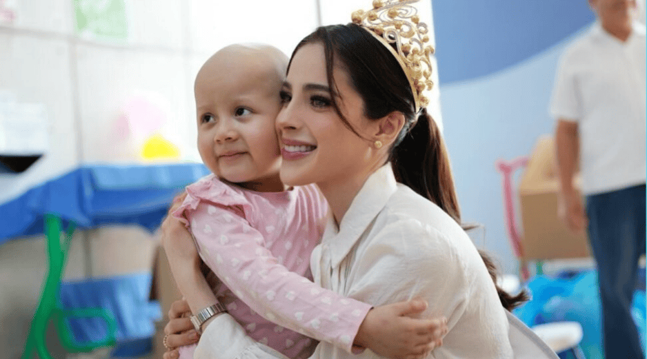 Bosch compartió un video del momento en que visitó a los menores, pacientes del área de oncología, que la recibieron con abrazos y sonrisas. ESPECIAL/Instagram @Fátima Bosch