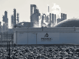 La plataforma se encuentra por debajo de la meta que el Gobierno estipula en 1.8 millones de barriles diarios para atender el mercado nacional y las exportaciones. AFP / ARCHIVO