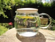 Optar por agua natural, agua mineral sin azúcar, infusiones sin endulzar o jugos naturales en pequeñas cantidades es una manera más saludable de sustituirlos. PIXABAY