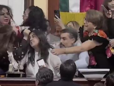 El Congreso de la Ciudad de México fue escenario este domingo de una trifulca entre legisladoras de oposición y diputadas de Morena. ESPECIAL