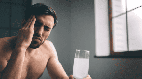 Para aliviar la resaca, la clave está en hidratarse bien y elegir alimentos nutritivos, fáciles de digerir y ricos en vitaminas y minerales. CANVA