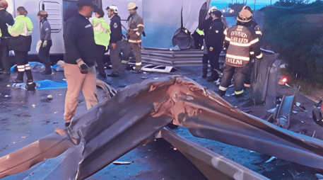 El chofer de la unidad siniestrada, circulaba a exceso de velocidad, con el pavimento mojado y con su capacidad al tope de pasajeros. SUN / ESPECIAL