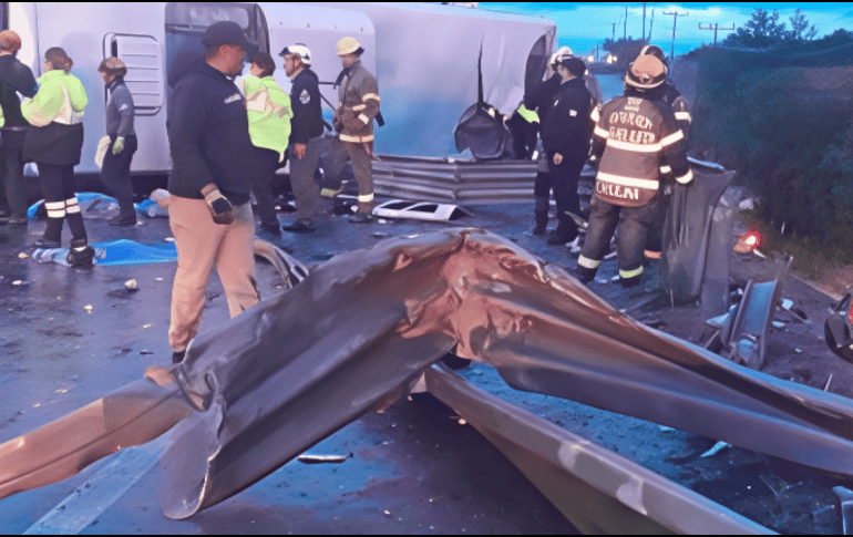 El chofer de la unidad siniestrada, circulaba a exceso de velocidad, con el pavimento mojado y con su capacidad al tope de pasajeros. SUN / ESPECIAL