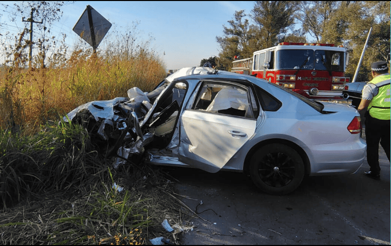 Personal de la Unidad Estatal de Protección Civil y Bomberos, de la Coordinación municipal de La Barca y de Atotonilco, así como de la Guardia Nacional, atendieron el siniestro vehicular.  ESPECIAL/Protección Civi Jalisco