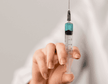 La Secretaría de Salud ha exhortado a la población a aplicarse las vacunas disponibles en la Campaña Nacional de Vacunación Invernal 2025-2026. ESPECIAL/Canva