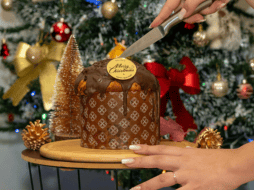 El panettone es un pastel de origen italiano, tradicionalmente asociado a las celebraciones de Navidad y Año Nuevo. ESPECIAL/Canva