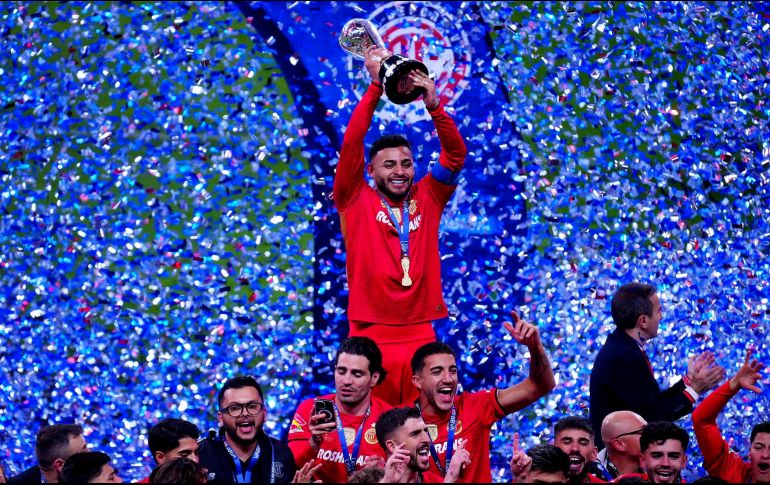 Repasamos a los jugadores que lograron levantar el trofeo de la Liga MX después de su paso por Chivas. IMAGO7.
