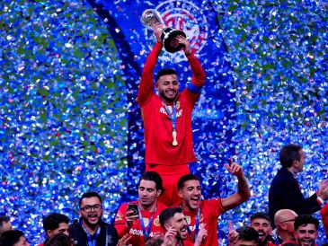 Repasamos a los jugadores que lograron levantar el trofeo de la Liga MX después de su paso por Chivas. IMAGO7.