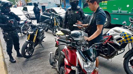 Agentes realizan un operativo contra motociclistas en la metrópoli para verificar la documentación, el  uso de casco y el cumplimiento de la ley.  ESPECIAL