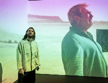 El cineasta gallego Oliver Laxe, ante la instalación 'Oliver Laxe, HU/هُوَ. Bailad como si nadie os viera', parte de la investigación y de las grabaciones de la película Sirāt, Gran Premio del Jurado en Cannes, 2025. EFE/ Fernando Villar