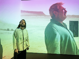 El cineasta gallego Oliver Laxe, ante la instalación 'Oliver Laxe, HU/هُوَ. Bailad como si nadie os viera', parte de la investigación y de las grabaciones de la película Sirāt, Gran Premio del Jurado en Cannes, 2025. EFE/ Fernando Villar