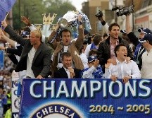 Con Roman Abramovich (segundo de izquierda a derecha, abajo) como dueño, el Chelsea vivió su mejor época y ganó cuatro títulos continentales: la Champions League en 2012 y 2021 y la Europa League en 2013 y 2019. AFP / ARCHIVO