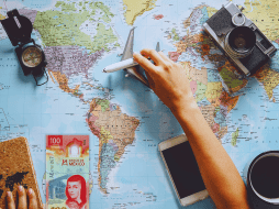 En algunos casos, reservar con mucha antelación permite acceder a mejores precios. En otros, es posible encontrar buenas ofertas en el último momento. ESPECIAL / CANVA