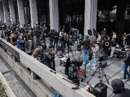 Miembros de medios esperan la salida de los abogados tras la primera comparecencia de Nick Reiner, principal sospechoso del asesinato de sus padres. EFE / EPA / TED SOQUI
