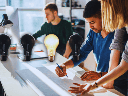 La capacidad de ajustarse a nuevas circunstancias, tecnologías y formas de trabajo es el activo más valioso para los profesionales en un mundo en constante cambio. ESPECIAL / CANVA