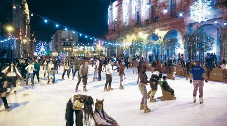 La pista de hielo gratuita del Festival Ilusionante convierte el Paseo Alcalde en un punto de encuentro donde familias y visitantes disfrutan del invierno. EL INFORMADOR/J. Acosta