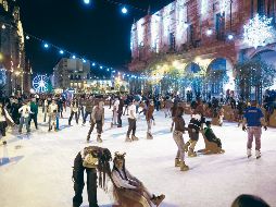 La pista de hielo gratuita del Festival Ilusionante convierte el Paseo Alcalde en un punto de encuentro donde familias y visitantes disfrutan del invierno. EL INFORMADOR/J. Acosta