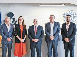 Juan Casados, director de Tequila El Castillo; Fanny Valdivia Márquez, subsecretaria de Educación Superior del Gobierno del Estado; Horacio Fernández, Secretario de la SICyT; Gildardo Partida, presidente municipal de El Arenal; y Juan Carlos Esqueda, director de incorporaciones de la SICyT. ESPECIAL