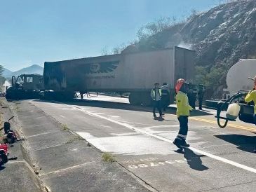 Elementos de seguridad mantienen vigilancia en la autopista Tepic-Mazatlán, cerrada de forma preventiva tras los reportes de bloqueos y detonaciones de arma de fuego. ESPECIAL