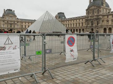Las rejas en la Galería de Apolo volverán a colocarse antes de Navidad. EFE/E. Sapiña Manchard