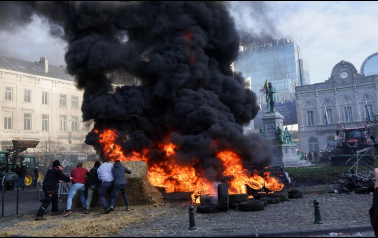Los manifestantes llegaron al epicentro del barrio europeo con tractores y prendieron fuego a decenas de neumáticos. EFE/O. MATTHYS