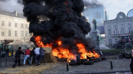 Los manifestantes llegaron al epicentro del barrio europeo con tractores y prendieron fuego a decenas de neumáticos. EFE/O. MATTHYS